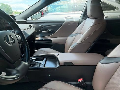 Used 2025 Lexus ES 300h Ultra Luxury w/ Accessory Package (Z1) FWD image 4