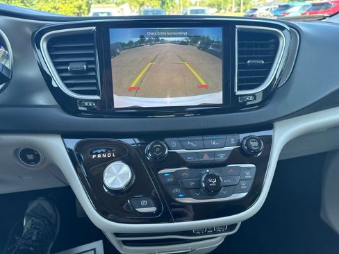 Used 2023 Chrysler Pacifica Touring-L FWD image 18