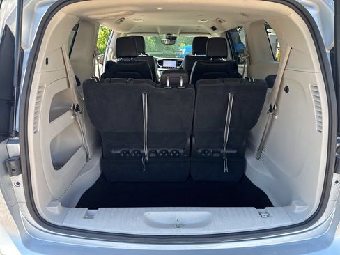 Used 2023 Chrysler Pacifica Touring-L FWD image 15