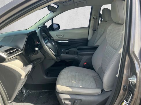 Used 2021 Toyota Sienna LE FWD image 11