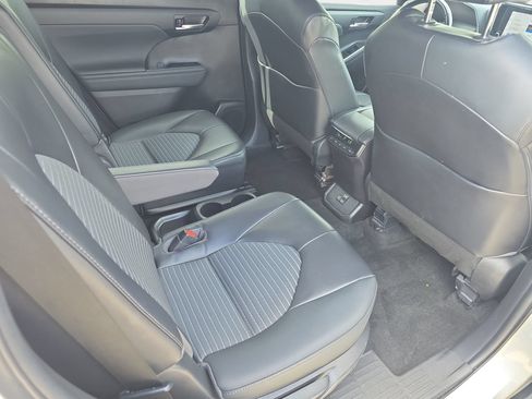 Used 2023 Toyota Highlander XSE FWD image 11