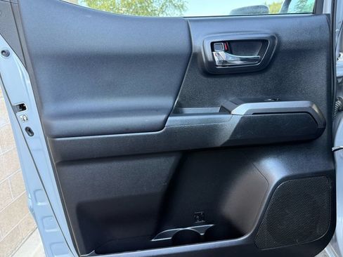 Used 2019 Toyota Tacoma TRD Sport AWD/4WD image 28