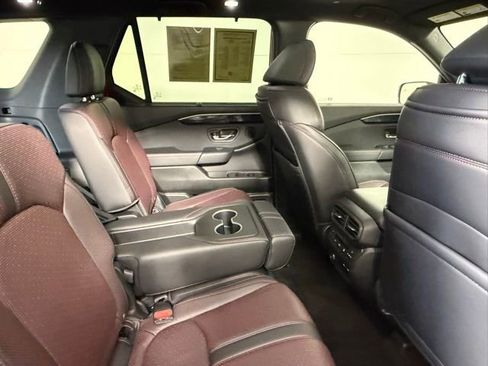 Used 2025 Honda Pilot Black Edition image 47
