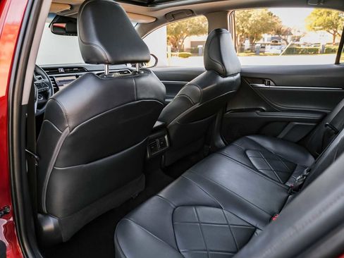 Used 2018 Toyota Camry XLE image 38