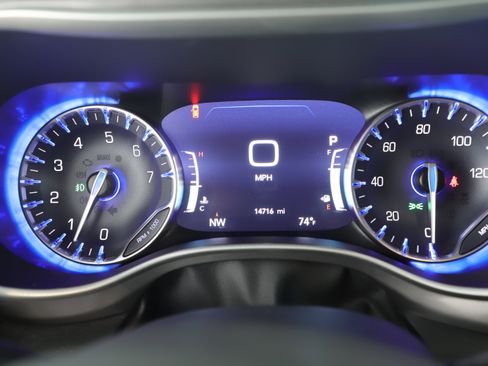 Used 2025 Chrysler Pacifica Select image 18