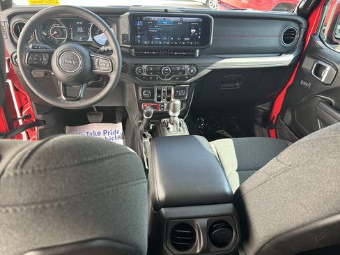 Used 2025 Jeep Wrangler Unlimited Rubicon AWD/4WD image 19
