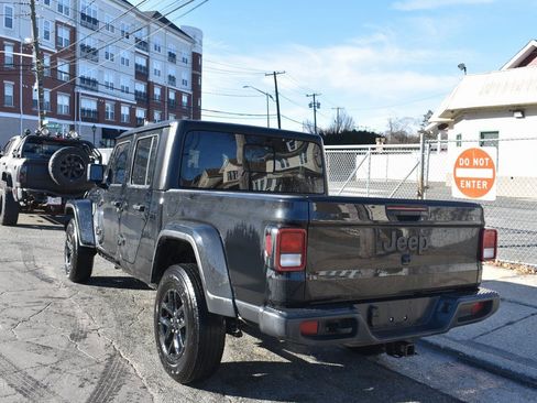 Used 2022 Jeep Gladiator Sport image 7