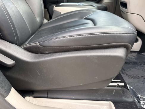 Used 2024 Chrysler Pacifica Touring-L FWD image 13