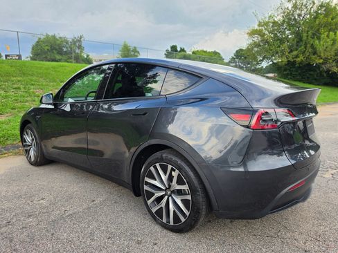 Used 2024 Tesla Model Y 2WD image 8
