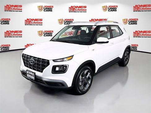 Certified 2025 Hyundai Venue SEL image 13