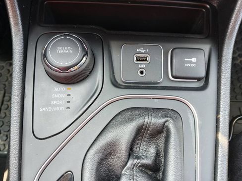 Used 2020 Jeep Cherokee Latitude w/ Cold Weather Group AWD/4WD image 28