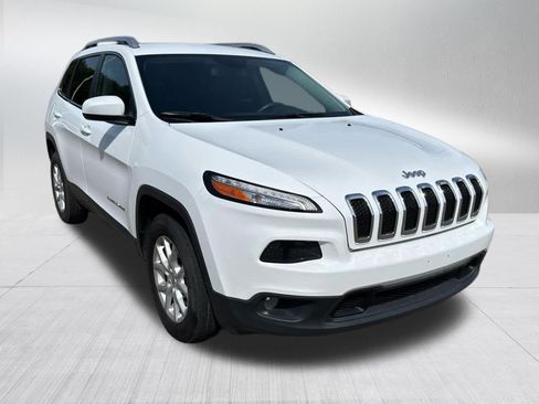 Used 2018 Jeep Cherokee Latitude w/ Safety Group AWD/4WD image 2