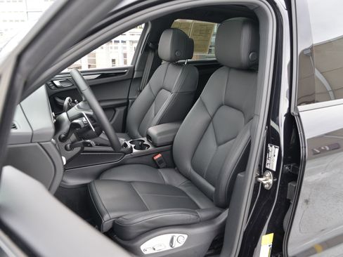 Certified 2025 Porsche Macan image 13