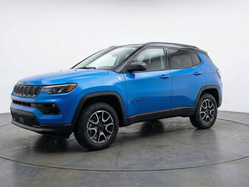 Used 2025 Jeep Compass Trailhawk image 3