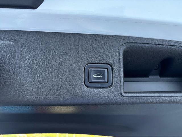 Used 2022 GMC Terrain SLT w/ Infotainment Package II AWD/4WD image 9