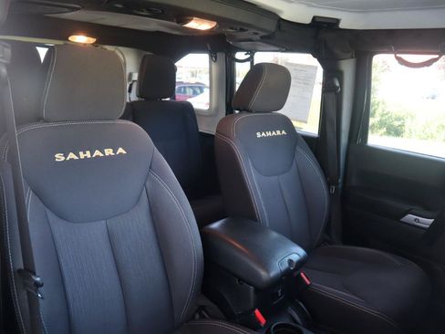 Used 2015 Jeep Wrangler Unlimited Sahara w/ Connectivity Group AWD/4WD image 40