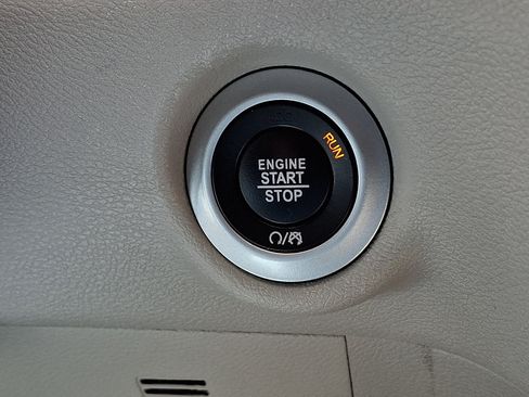 Used 2024 Chrysler Pacifica Touring-L FWD image 23
