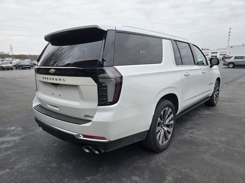 Used 2025 Chevrolet Suburban High Country image 3