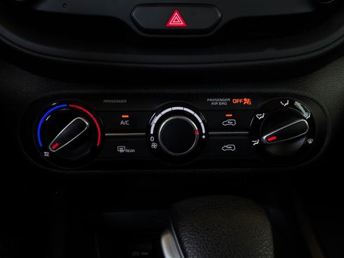 Used 2025 Kia Soul LX w/ LX Technology Package FWD image 25