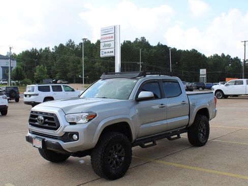 Used 2023 Toyota Tacoma SR5 AWD/4WD image 1
