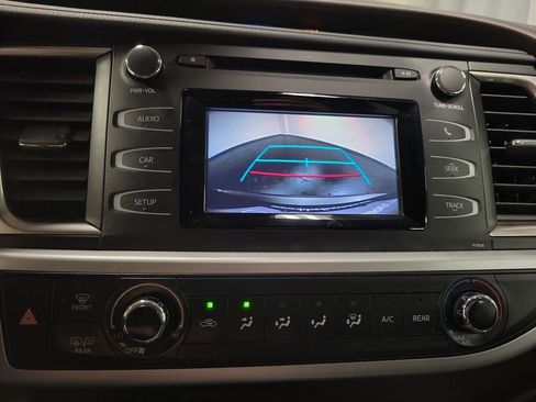 Used 2019 Toyota Highlander LE FWD image 17