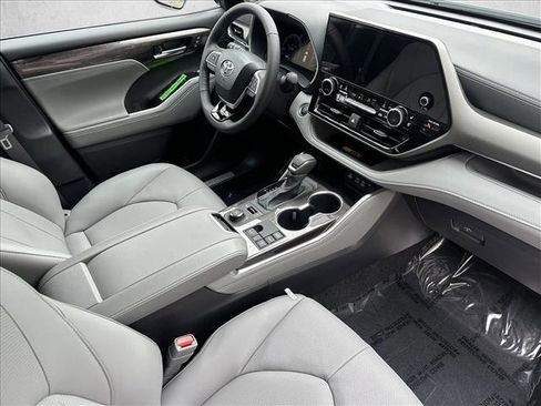 Used 2025 Toyota Highlander Limited image 24