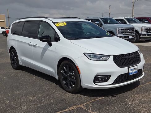 Used 2025 Chrysler Pacifica Limited FWD image 7