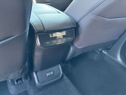 Used 2025 Toyota Highlander LE FWD image 24