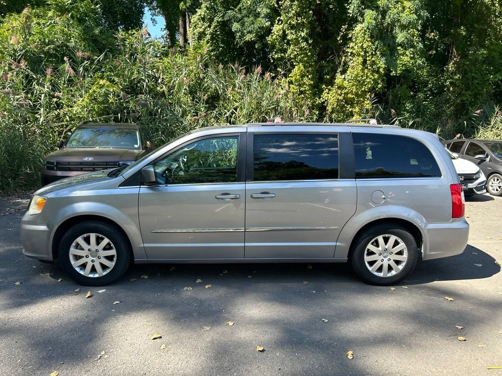 Used 2013 Chrysler Town & Country Touring FWD image 6