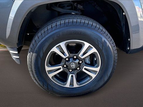 Used 2016 Toyota Tacoma TRD Sport image 9