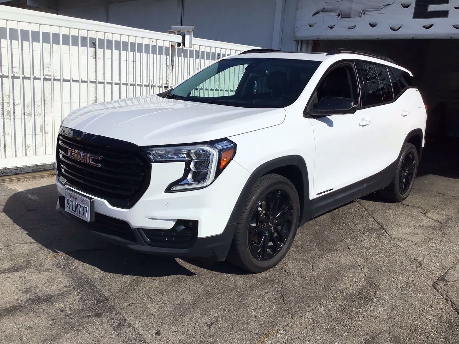 Used 2022 GMC Terrain SLT w/ Infotainment Package II FWD image 2