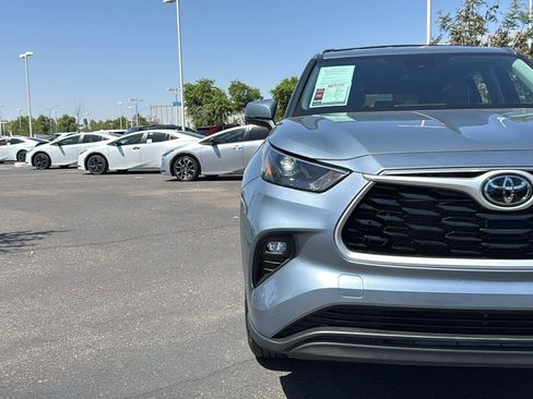 Used 2023 Toyota Highlander LE FWD image 3