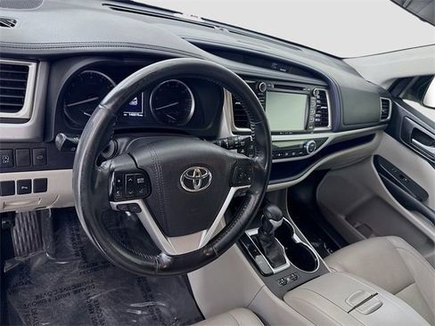 Used 2017 Toyota Highlander Limited image 9
