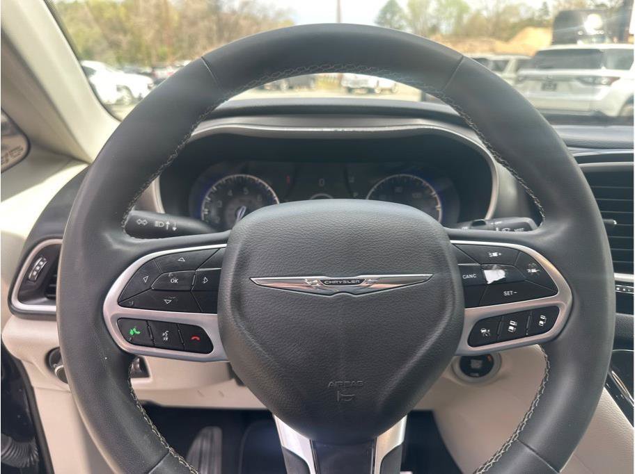 Used 2022 Chrysler Pacifica Touring-L FWD image 17