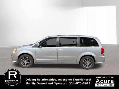 Used 2017 Dodge Grand Caravan SXT image 2