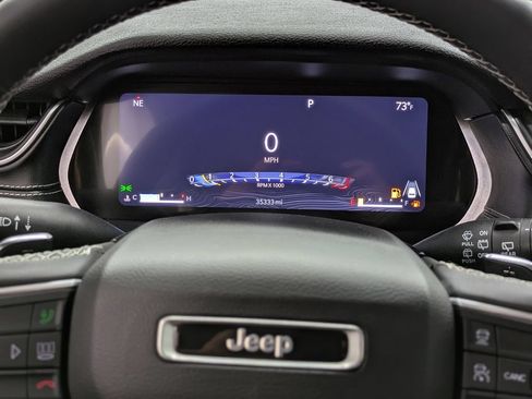 Used 2023 Jeep Grand Cherokee Laredo AWD/4WD image 27