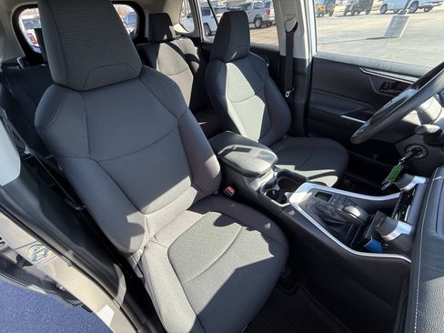 Used 2021 Toyota RAV4 LE image 16