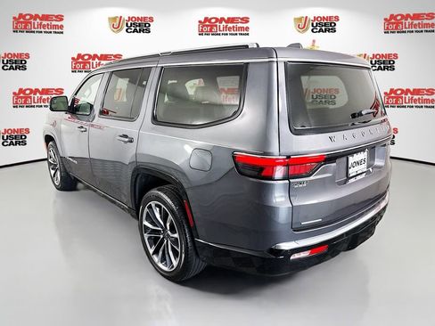 Used 2022 Jeep Wagoneer Series III w/ Premium Group I AWD/4WD image 2
