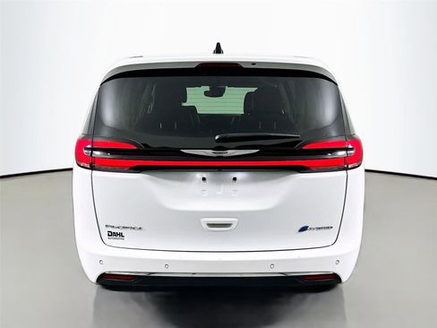 Used 2024 Chrysler Pacifica Select image 12