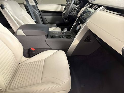 Used 2024 Land Rover Discovery S AWD/4WD image 10