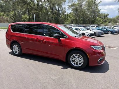 Used 2025 Chrysler Pacifica Select