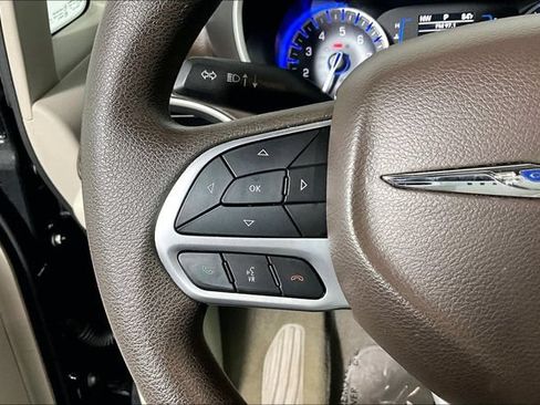 Used 2017 Chrysler Pacifica Touring Plus FWD image 22