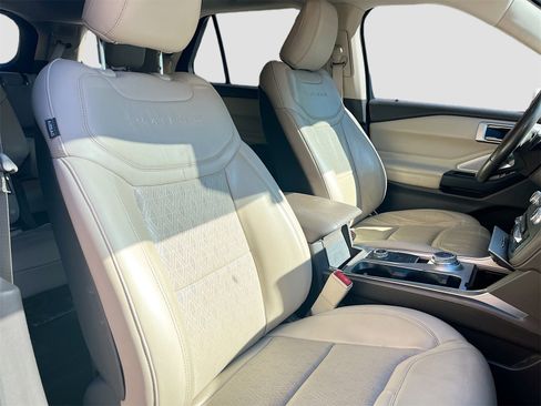 Used 2020 Ford Explorer Platinum w/ Premium Technology Package image 31