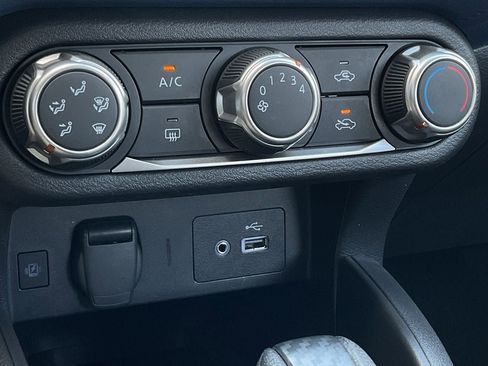 Used 2025 Nissan Versa SV image 31