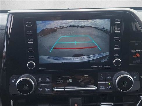 Used 2022 Toyota Highlander XLE AWD/4WD image 13