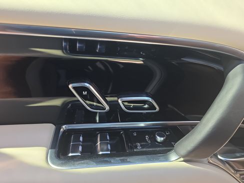 Used 2025 Land Rover Range Rover Long Wheelbase SE image 31