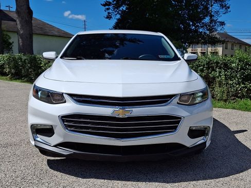 Used 2018 Chevrolet Malibu LT FWD image 2