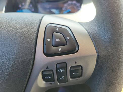 Used 2015 Ford Taurus SE FWD image 19