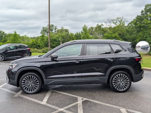 Used 2025 Volkswagen Taos SE FWD image 6