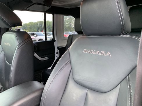 Used 2017 Jeep Wrangler Unlimited Sahara w/ Connectivity Group image 16